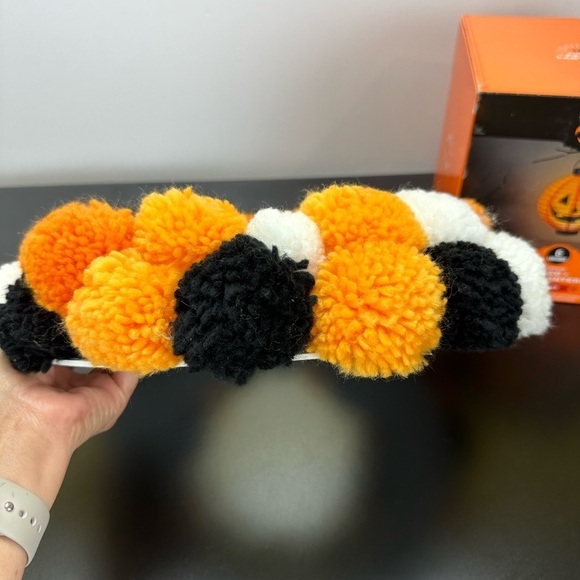 Hyde & EEK 6 LED Pumpkin Paper Lanterns Halloween Pom Wreath Indoor Decorations - Picture 9 of 14